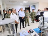 El gobernador de Puebla, Alejandro Armenta, y el subsecretario de Marina, José Barradas (al centro), ayer.